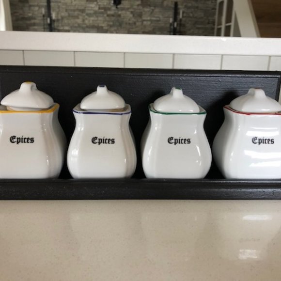 Four (4) small white porcelain spice jars with lids and custom made wooden shelf - Picture 1 of 12